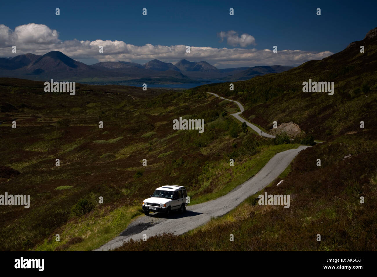 Landrover Discovery en route vers Kyerlea Isle of Skye Banque D'Images