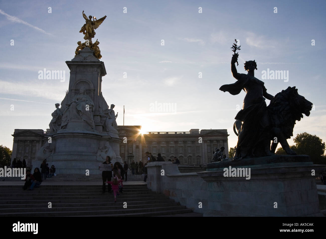 Le Victoria Memorial et le palais de Buckingham, Londres, Angleterre, Royaume-Uni Banque D'Images