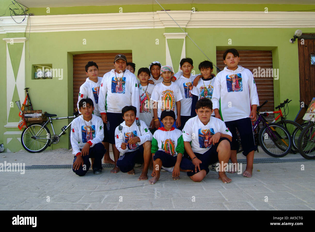 Village Celestun Yucatan Mexique. Célébrations du Jour de Virgen de Guadalupe. Un groupe de jeunes cyclistes. Banque D'Images