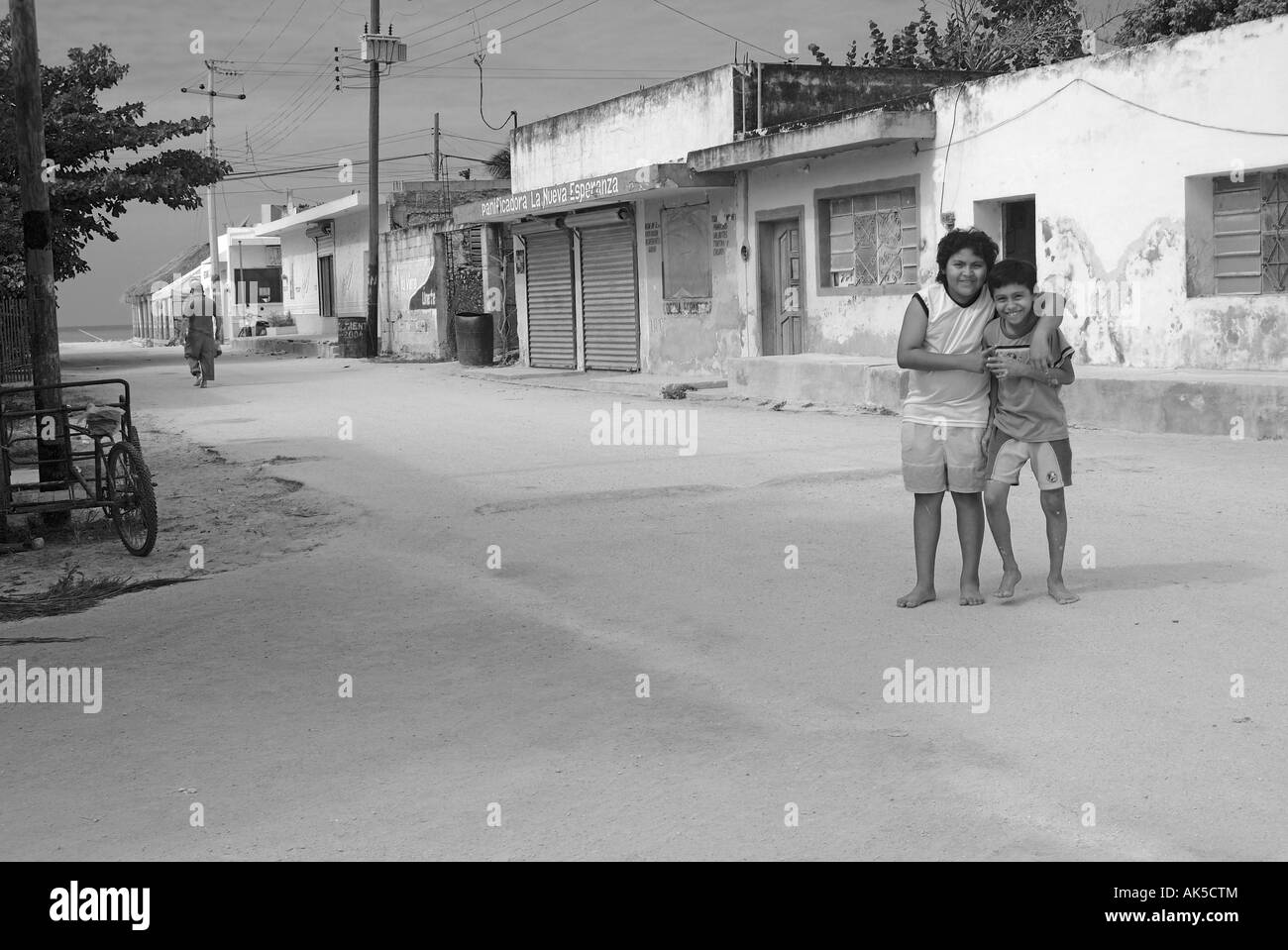 De jeunes garçons jouent au football dans la rue de willage Celestun Yucatan Mexique Banque D'Images