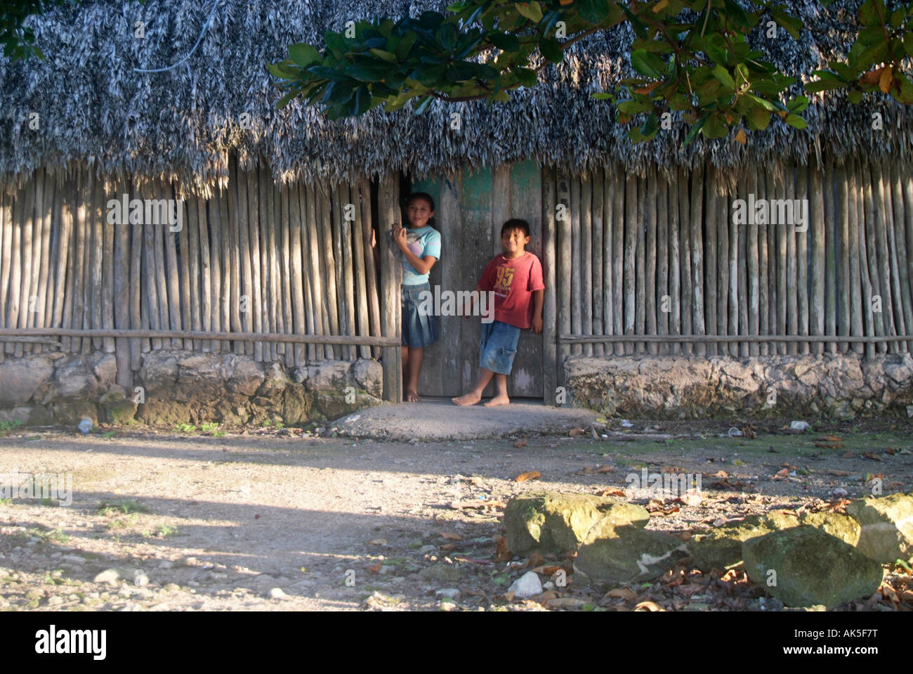 Deux jeunes mexicains en face de la maison du Yucatan Banque D'Images