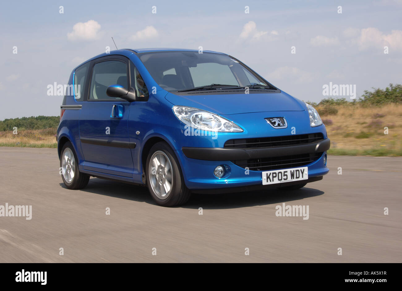 Voiture Peugeot 1007. Petite voiture avec les portes latérales coulissantes  électriques Photo Stock - Alamy