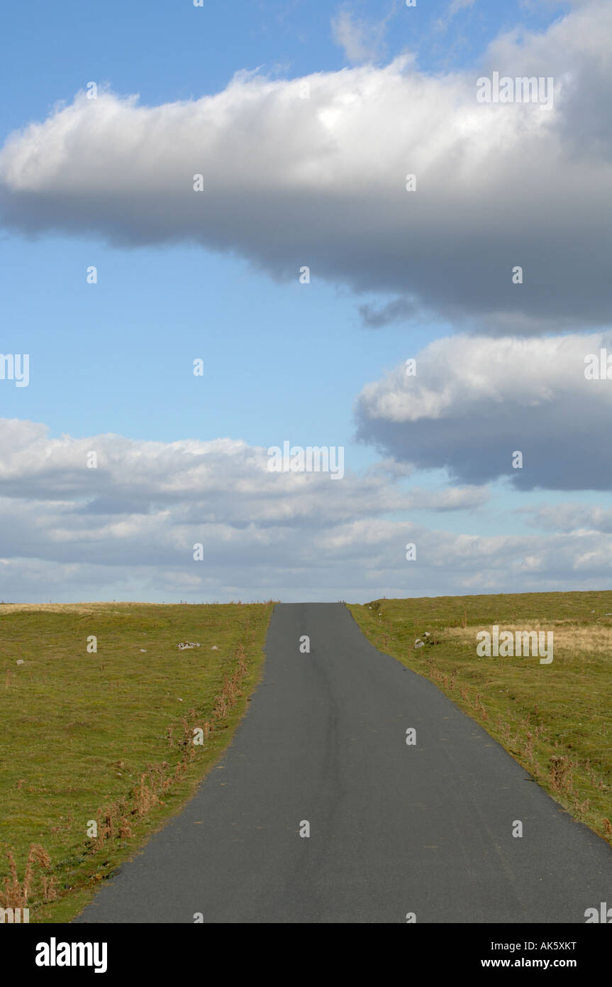 La route à travers la campagne aride dans la région de Teesdale dans le North Pennines dans le comté de Durham en Angleterre Banque D'Images
