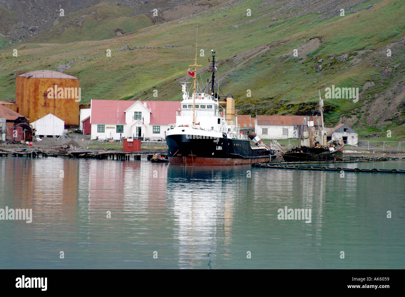 Ancien baleinier à Grytviken une station baleinière abandonnée et la ville que Shackleton sérieux est enterré. Banque D'Images