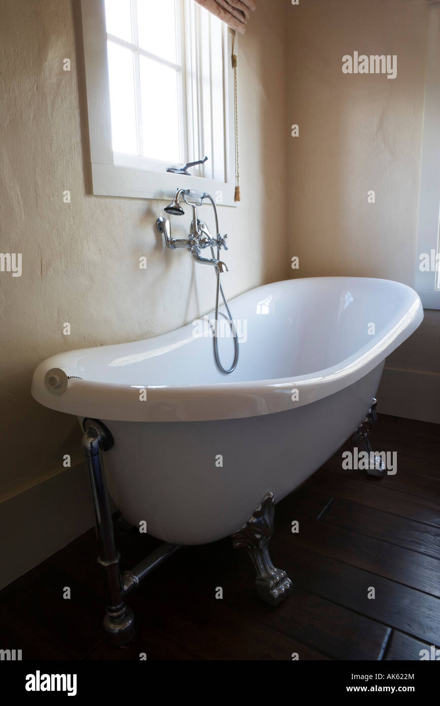 Style espagnol griffe pied baignoire et robinet en chrome Photo Stock -  Alamy