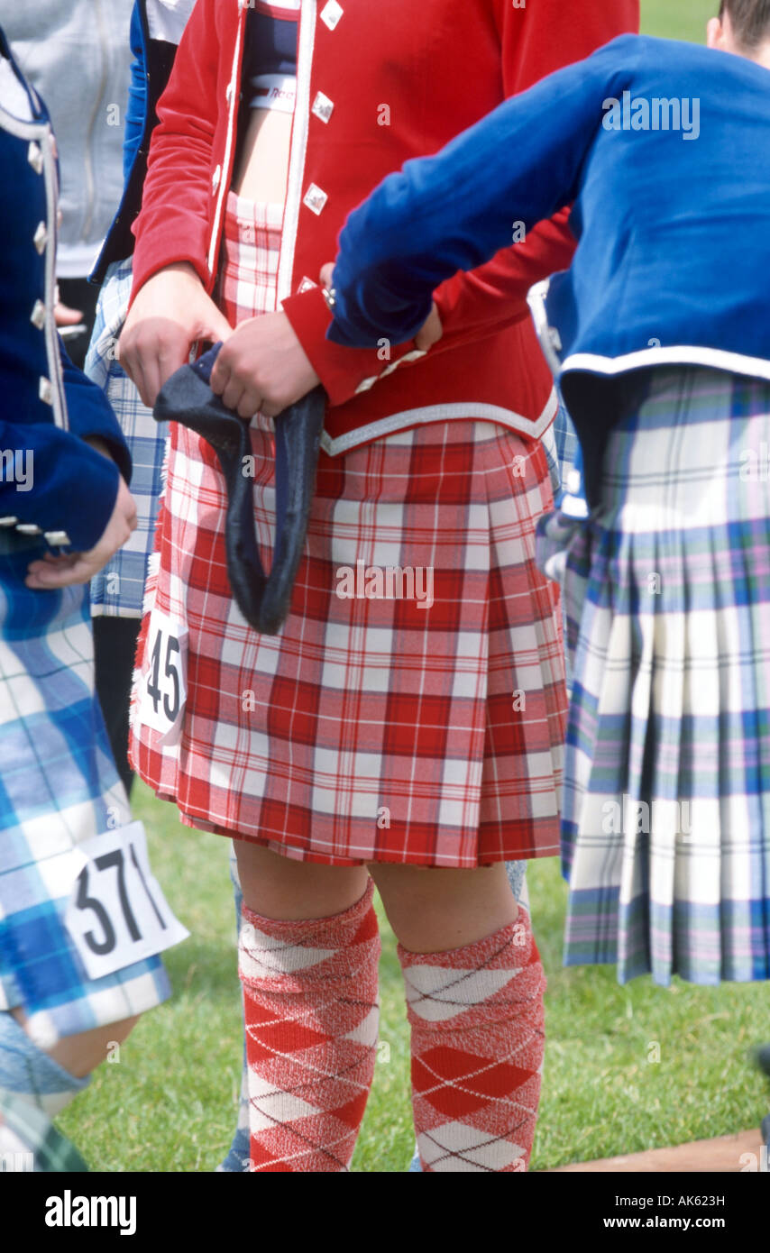 Les kilts écossais traditionnel pouvant être portées par les jeunes filles avant qu'un concours de danse des highlands. Banque D'Images