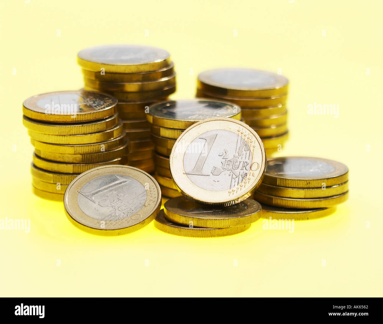 Un tas de pièces en euro Stapel mit Ein Euro Muenzen Muenze Freisteller découper Objekt object horizontale Querformat Banque D'Images