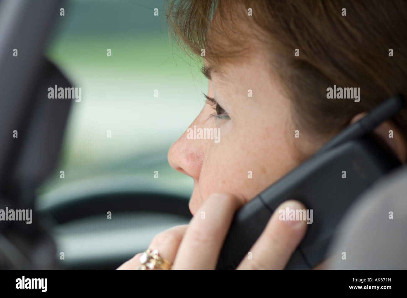 Young Woman talking on cell phone in car Banque D'Images