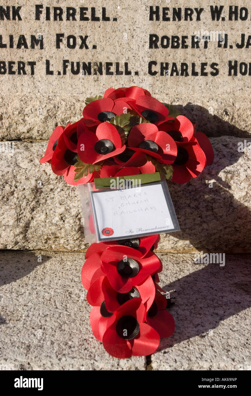Poppy gerbe au Monument commémoratif de guerre sur le souvenir d'un dimanche (jour du Souvenir). Banque D'Images