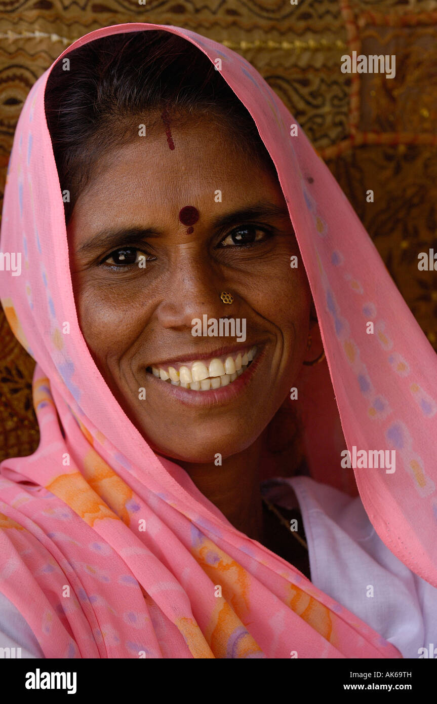 Femme du village. Près de Ranthambhore. Le Rajasthan. L'INDE Banque D'Images