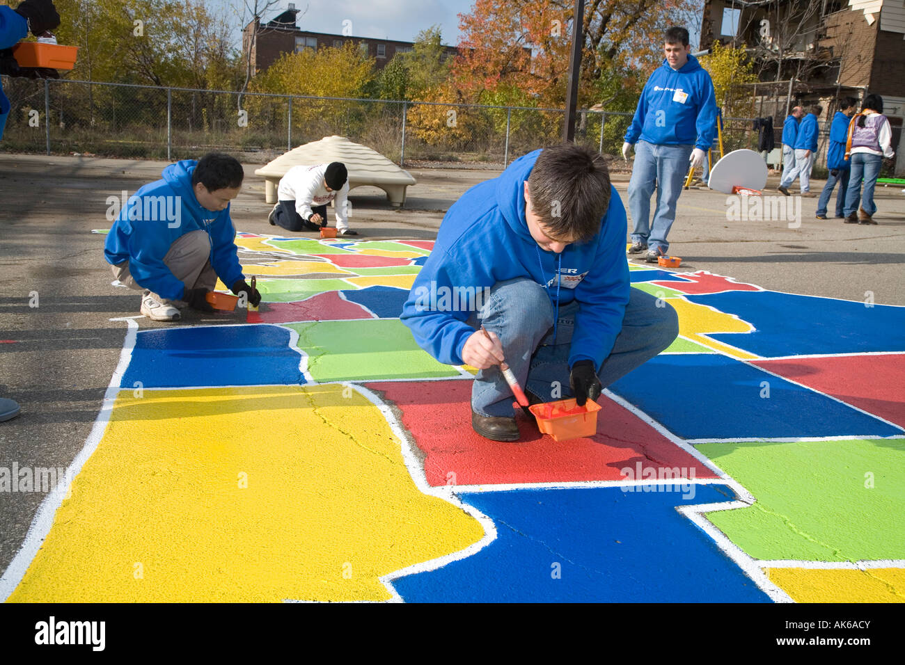 Les bénévoles construire une aire de jeux pour enfants dans une communauté à faible revenu. Banque D'Images