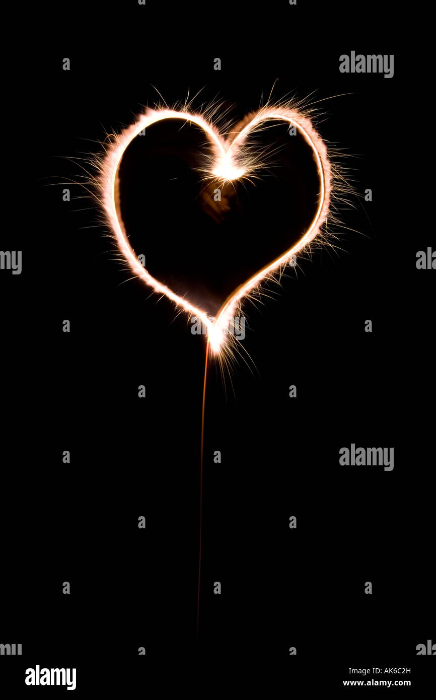 Forme de coeur fait avec sparkler la nuit Banque D'Images