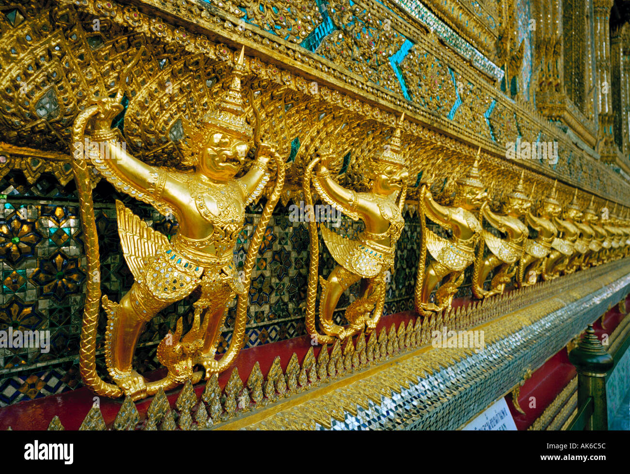 Royal Grand Palace, Bangkok Thaïlande - 112 garudas (homme/oiseau mythique) créatures holding serpents encerclent le wat du Bouddha d'Emeraude Banque D'Images