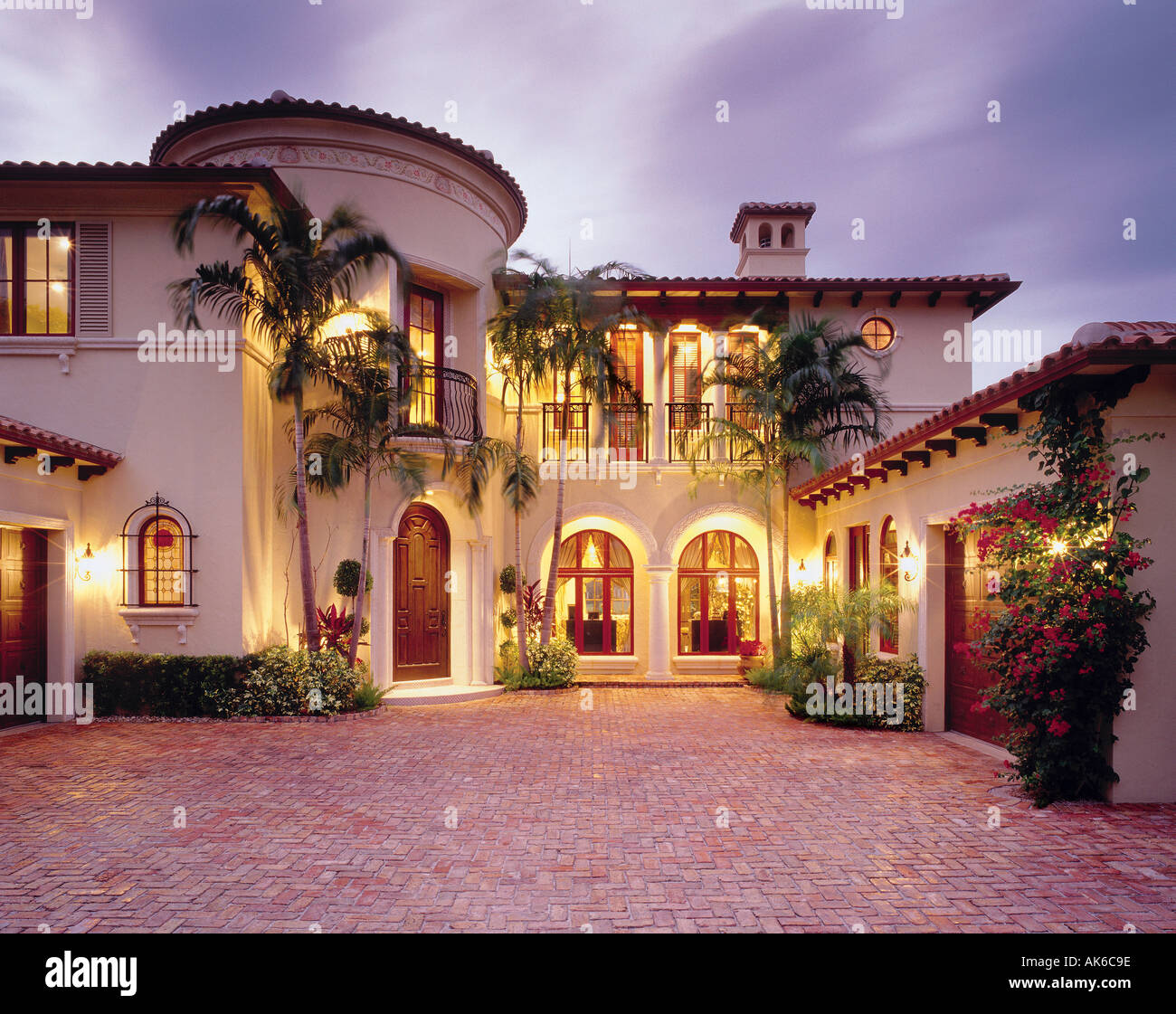 Seule la Méditerranée maison familiale avec cour intérieure en brique à Boca Raton, en Floride. Caractéristiques des bougainvilliers et des palmiers. Banque D'Images
