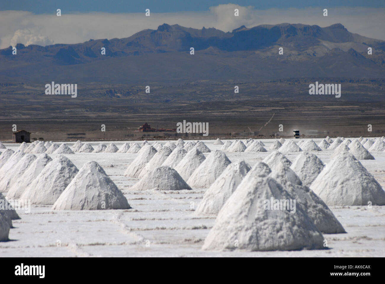 Des monticules de sel sont entassés par les sections locales à sécher sur le Salar de Uyuni Uyuni, Bolivie, près de l'Amérique du Sud. Banque D'Images