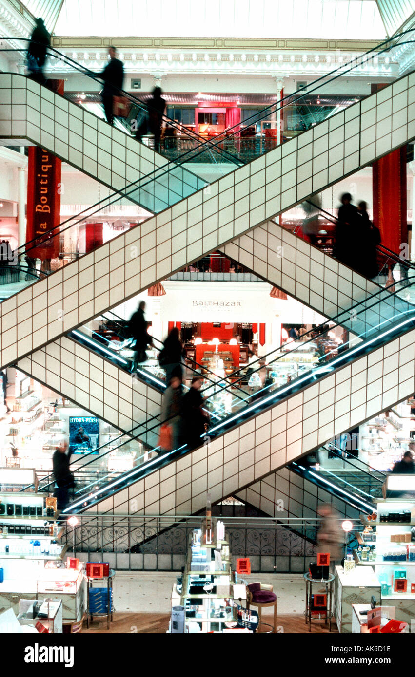 Paris, France, grands magasins français, 'Le Bon Marche' , les gens de l'Intérieur Escalier principal Faire du shopping à l'Intérieur Escalier croisés Banque D'Images