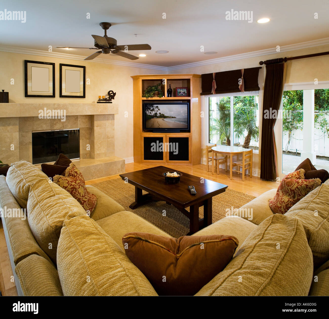 Les salle de séjour avec canapé, cheminée, centre de divertissement et de portes coulissantes en verre. Banque D'Images