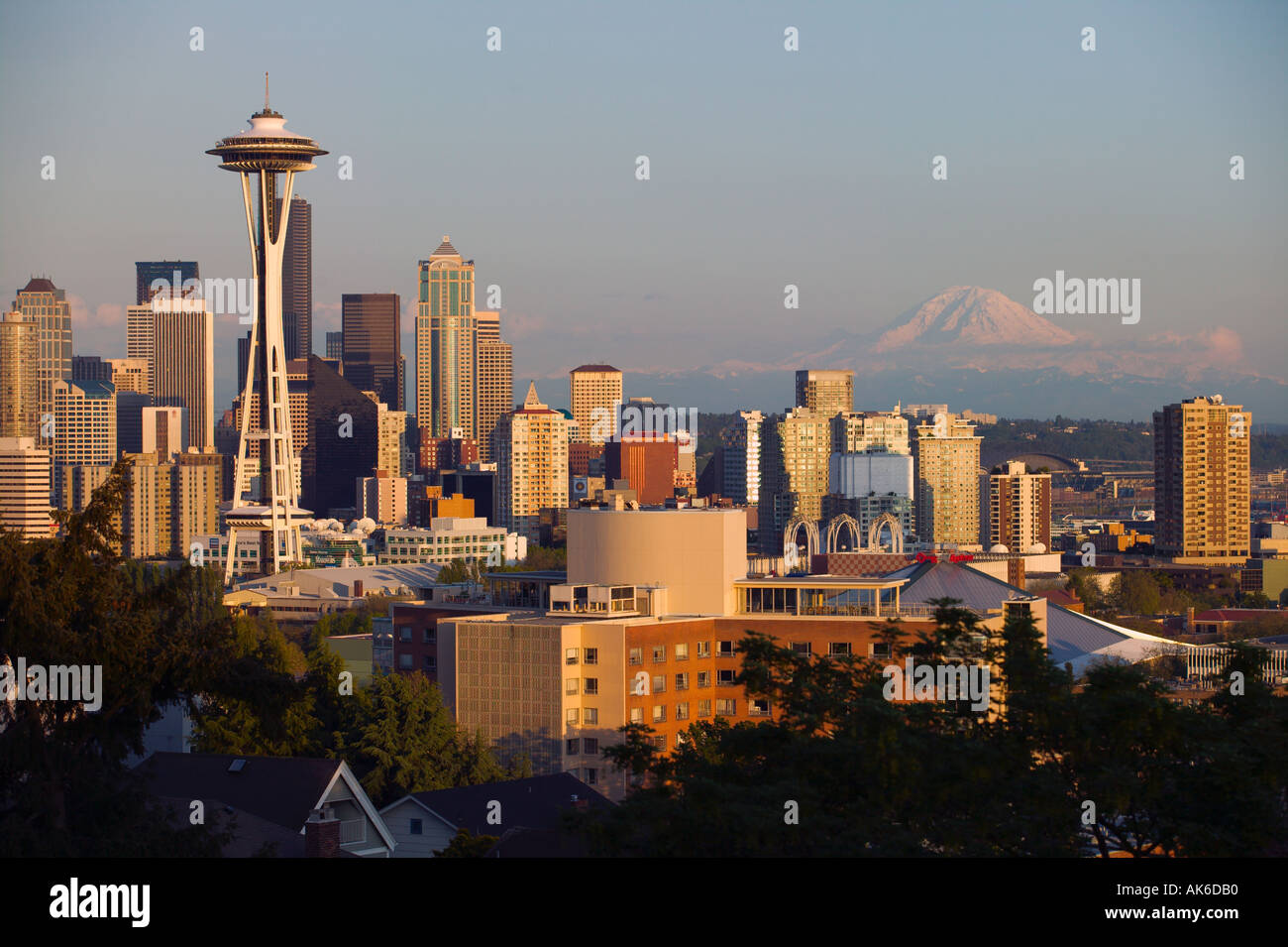 Washington Seattle Skyline avec Space Needle et le Mont Rainier près de Sunset Banque D'Images