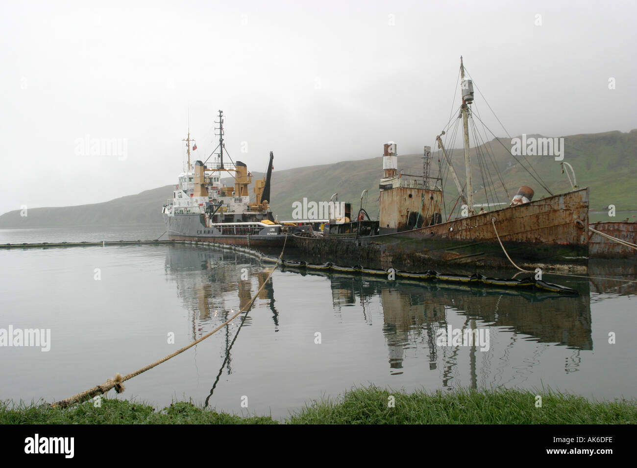 Baleinier abandonnés se trouvant à Grytviken, Géorgie du Sud, île de l'Antarctique et l'ancien sous-station baleinière Banque D'Images