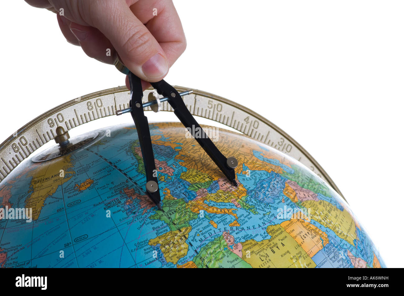 Woman's hand holding compass sur l'Europe le globe en classe Banque D'Images