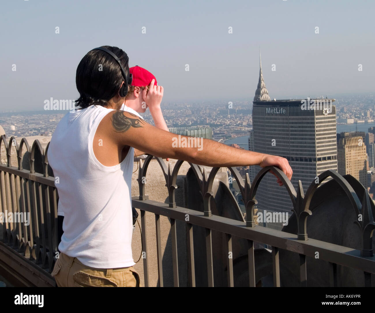 Les touristes profitant d'une vue sur les toits de Manhattan, dans le haut de la roche du sphinx du 30 Rockefeller Plaza, New York Banque D'Images