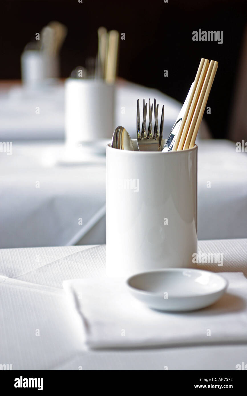 Table avec des chopsticks et des couverts huit plus de huit Restaurant Kings Road Londres Royaume-Uni Banque D'Images