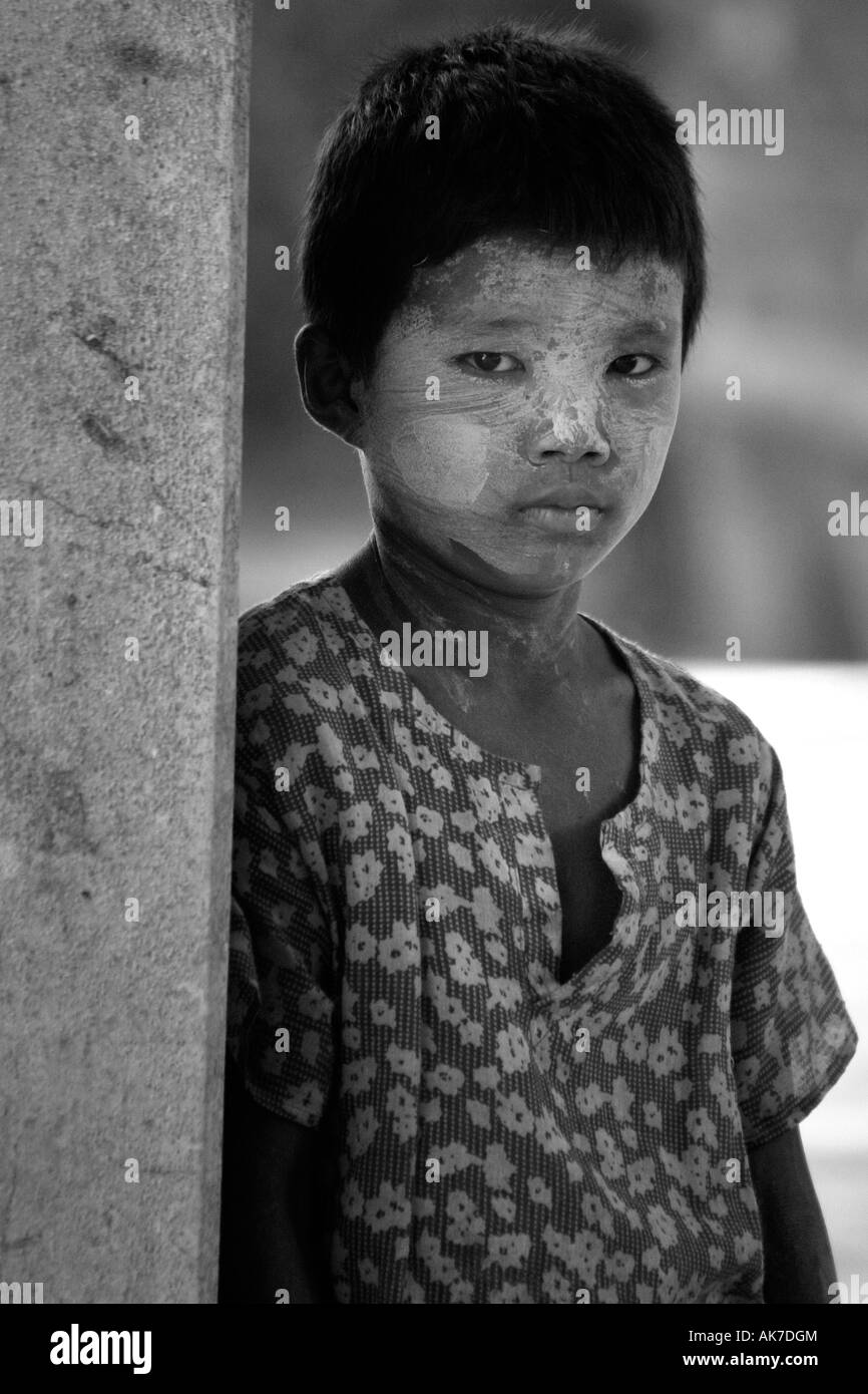 Thankha birman enfant portant à la Kyaikpun Paya, près de Bago, Birmanie (Myanmar), Banque D'Images