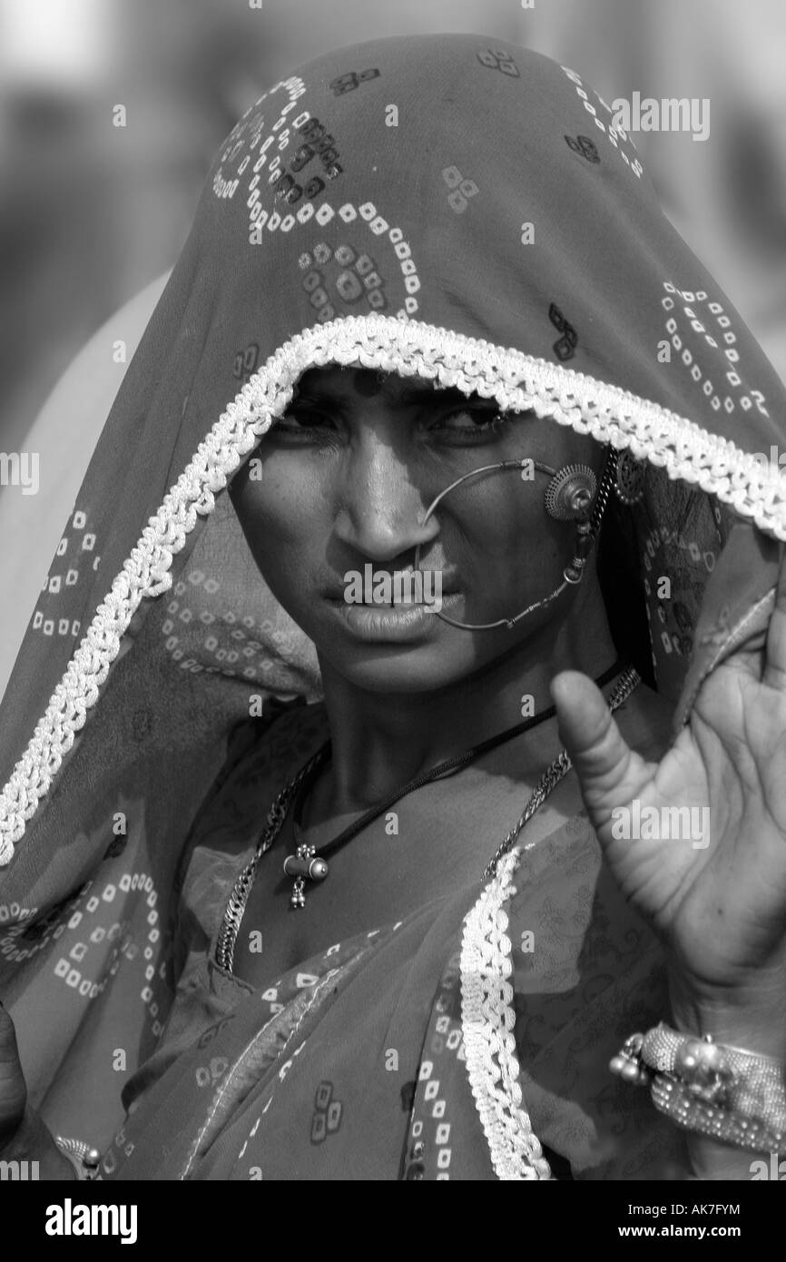 Femme à l'Rajasthani juste chameau à Pushkar, Rajasthan, India Banque D'Images