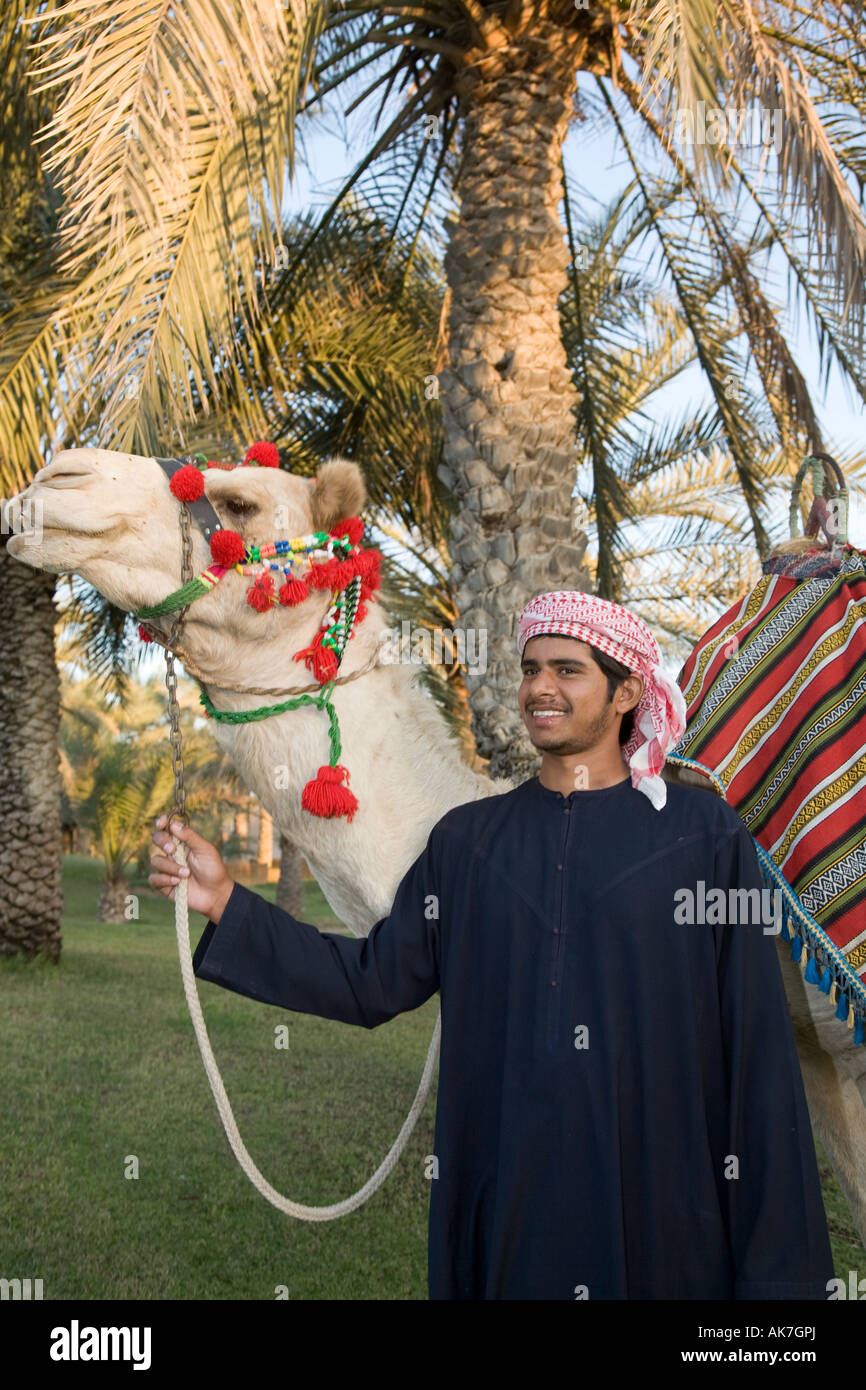 Smiling Young Arabian chamelier décorées avec des motifs de l'hôtel Arabian Camel en vente, promenades en chameau, dans les ÉMIRATS ARABES UNIS, Banque D'Images