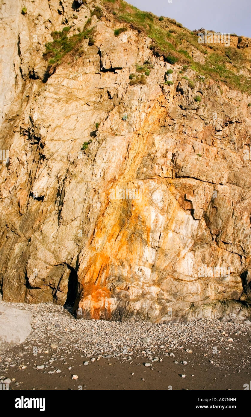 Trace de fer à repasser dans les roches, Lady's Cove, Copper Coast, Co Waterford, Ireland Banque D'Images