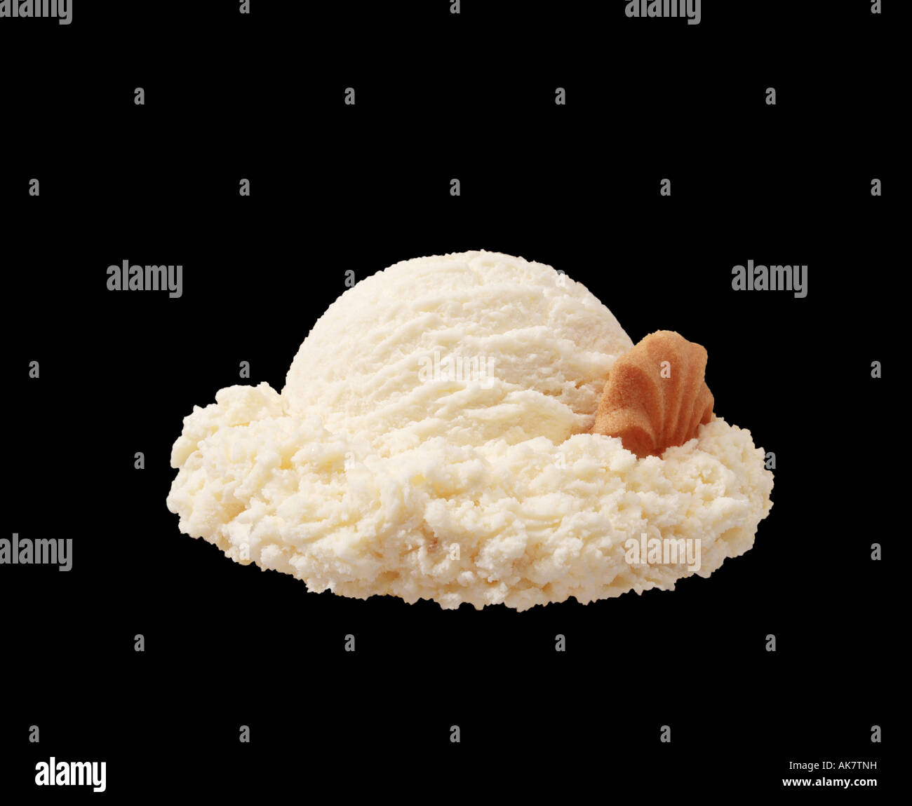 Une boule de glace à la vanille avec un petit fond noir cookie copy space Banque D'Images