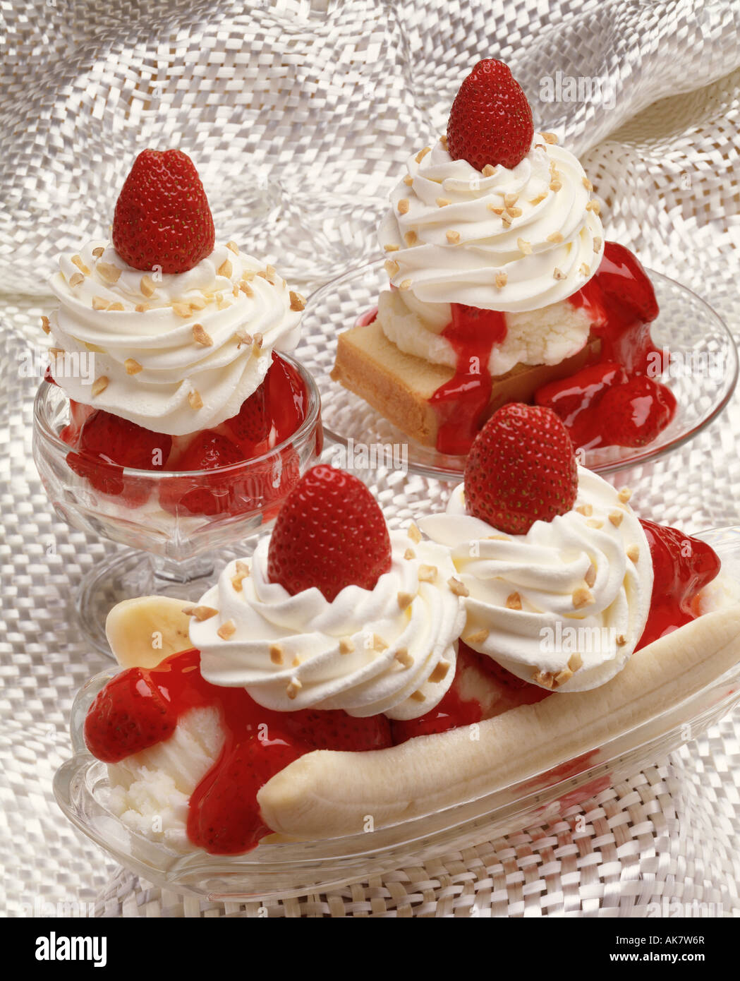 Banana split coupe de glaces short cake aux fraises de garniture fouettée sauce vanille sprinkles arachide Banque D'Images