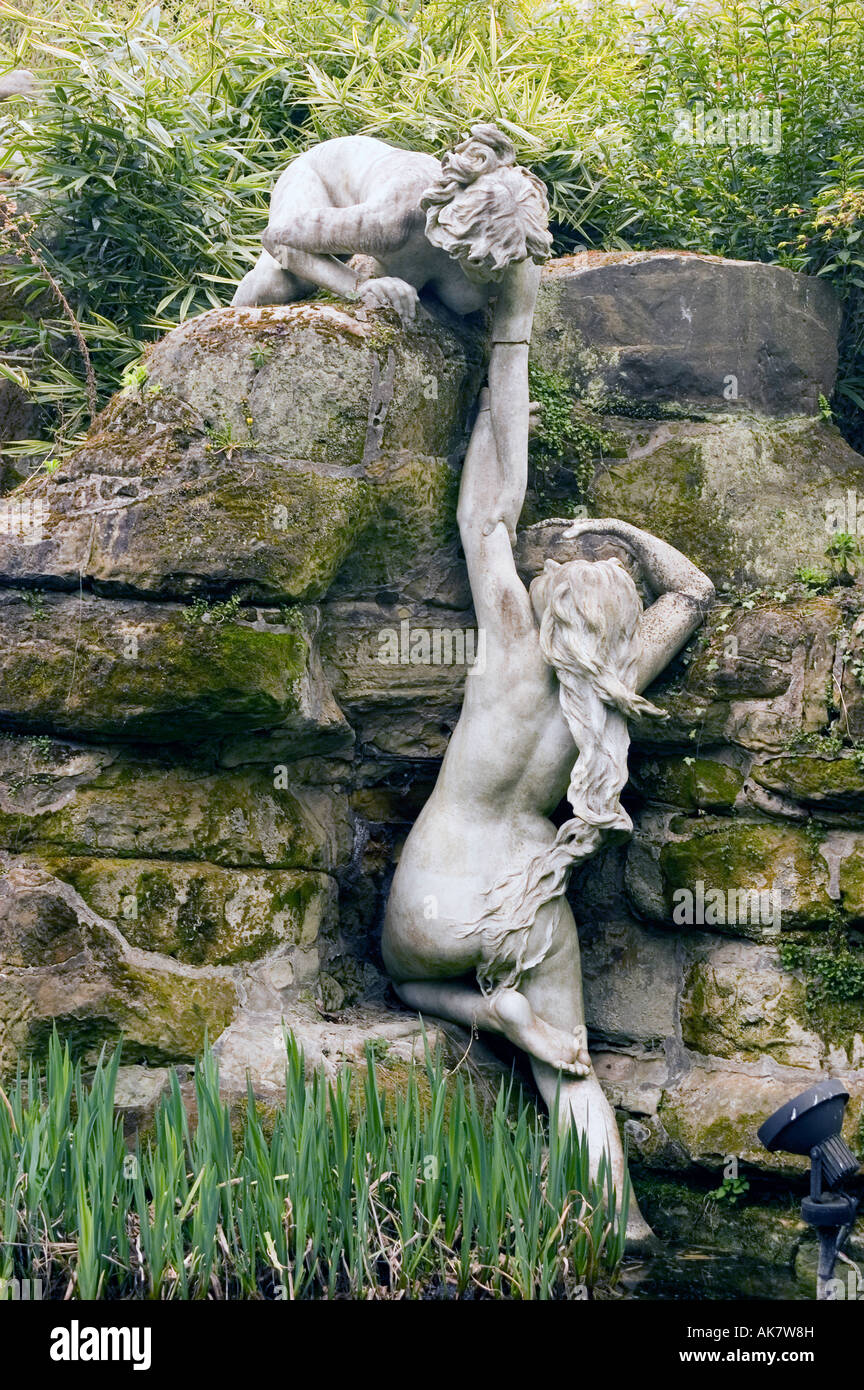 Statue en marbre de nymphes à York House, Twickenham, Middlesex. Ce sont à l'origine du studio italien d'Orazio Andreoni. Banque D'Images