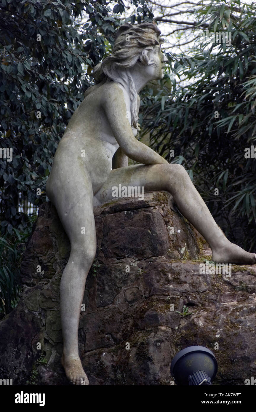 Statue en marbre de nymphe à York House, Twickenham, Middlesex. Ce sont à l'origine du studio italien d'Orazio Andreoni. Banque D'Images