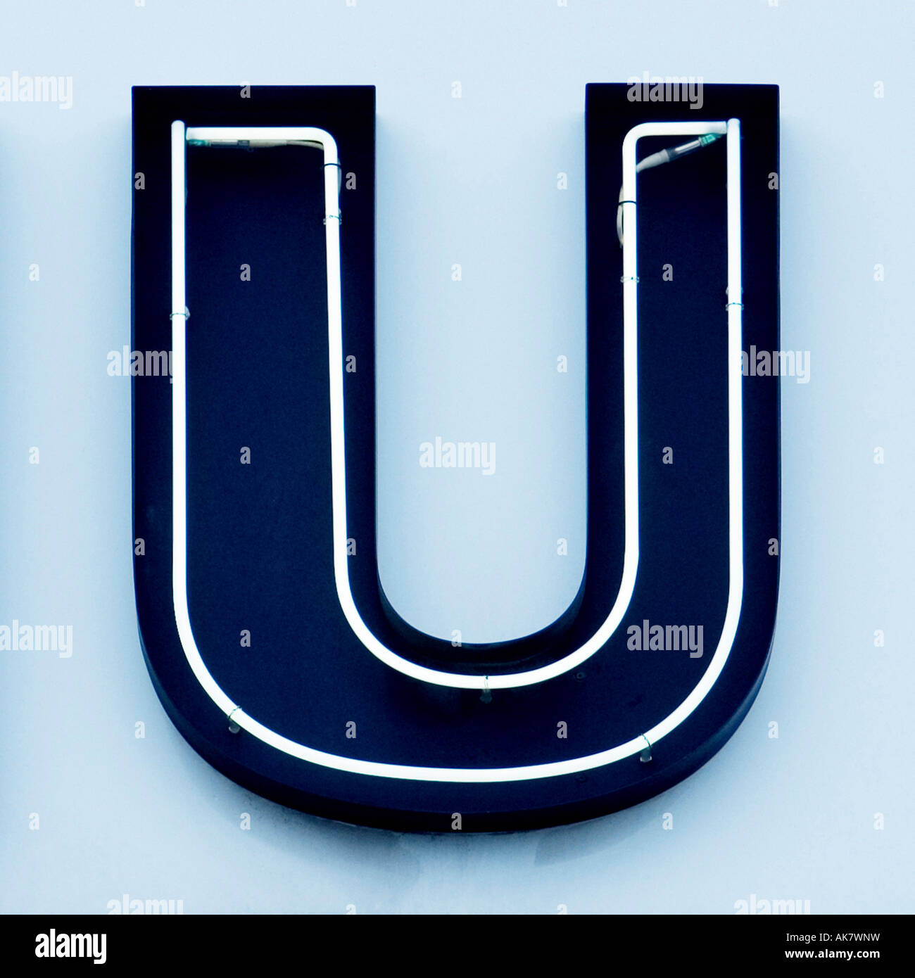 Lettre de l'ALPHABET U sur fond bleu Banque D'Images