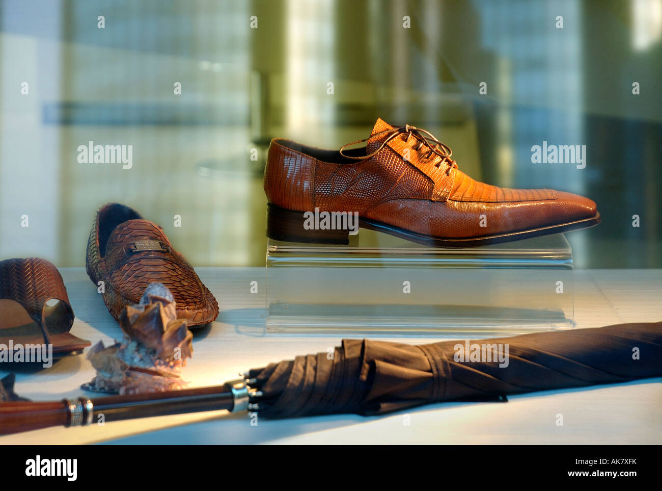 Chaussures de luxe MASCULIN ET PARAPLUIE DANS UNE VITRINE POUR LA VENTE  D'AFFICHAGE Photo Stock - Alamy
