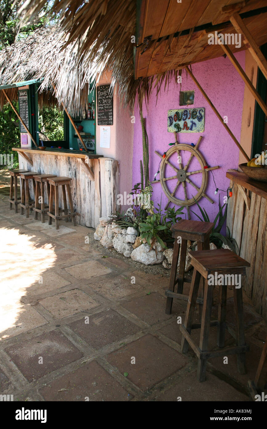 Vue sur Dougies Bar dans la Jamaïque de Jakes une fête populaire Hostel hotel Banque D'Images