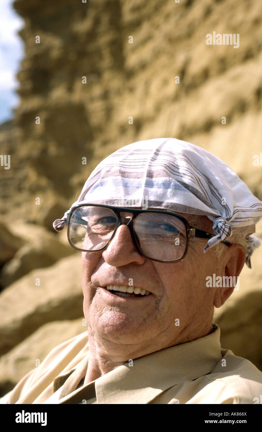 Portrait vieil homme anglais portant sur la tête des tours à protéger du soleil Banque D'Images