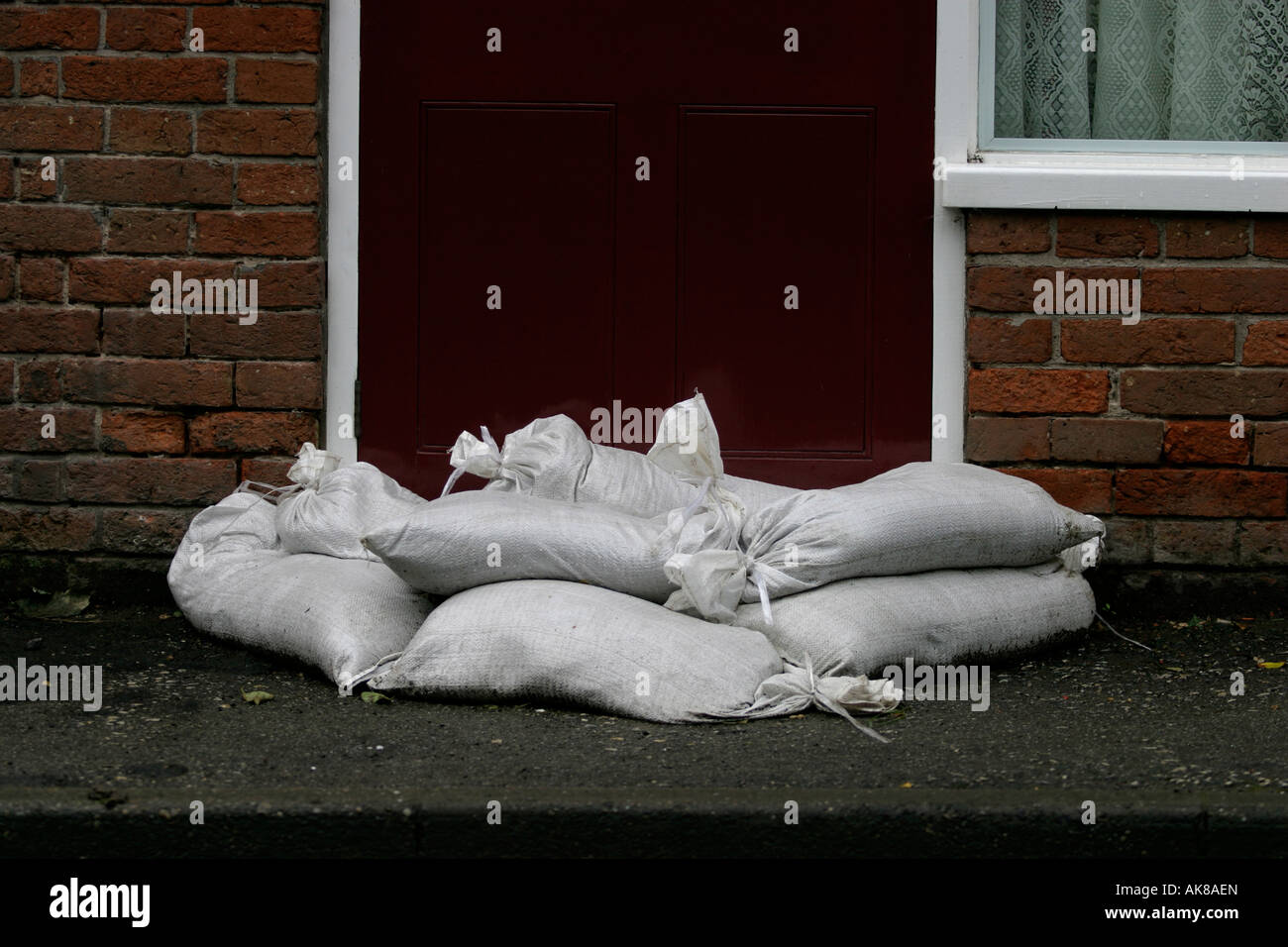 La suite d'inondations. Lambley Des mesures de prévention des inondations - sacs dans la rue. Lambley, Nottinghamshire, Angleterre. Banque D'Images