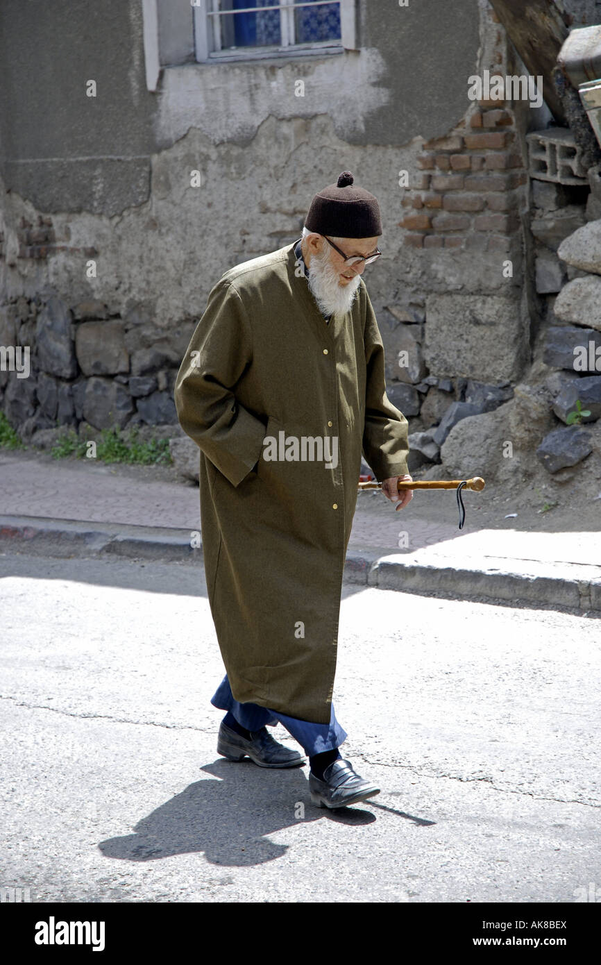 Ancien turk marche dans la rue, la Turquie, Erzurum Banque D'Images