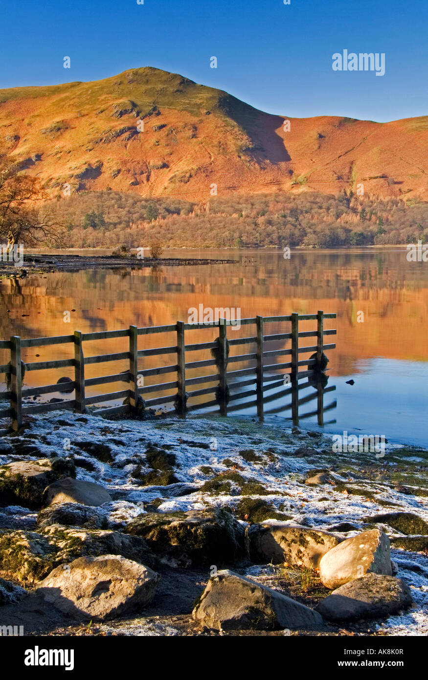 Derwent Water en hiver avec la Ridgeline de Cat Bells en arrière, le Lake District, Cumbria, England, UK Banque D'Images