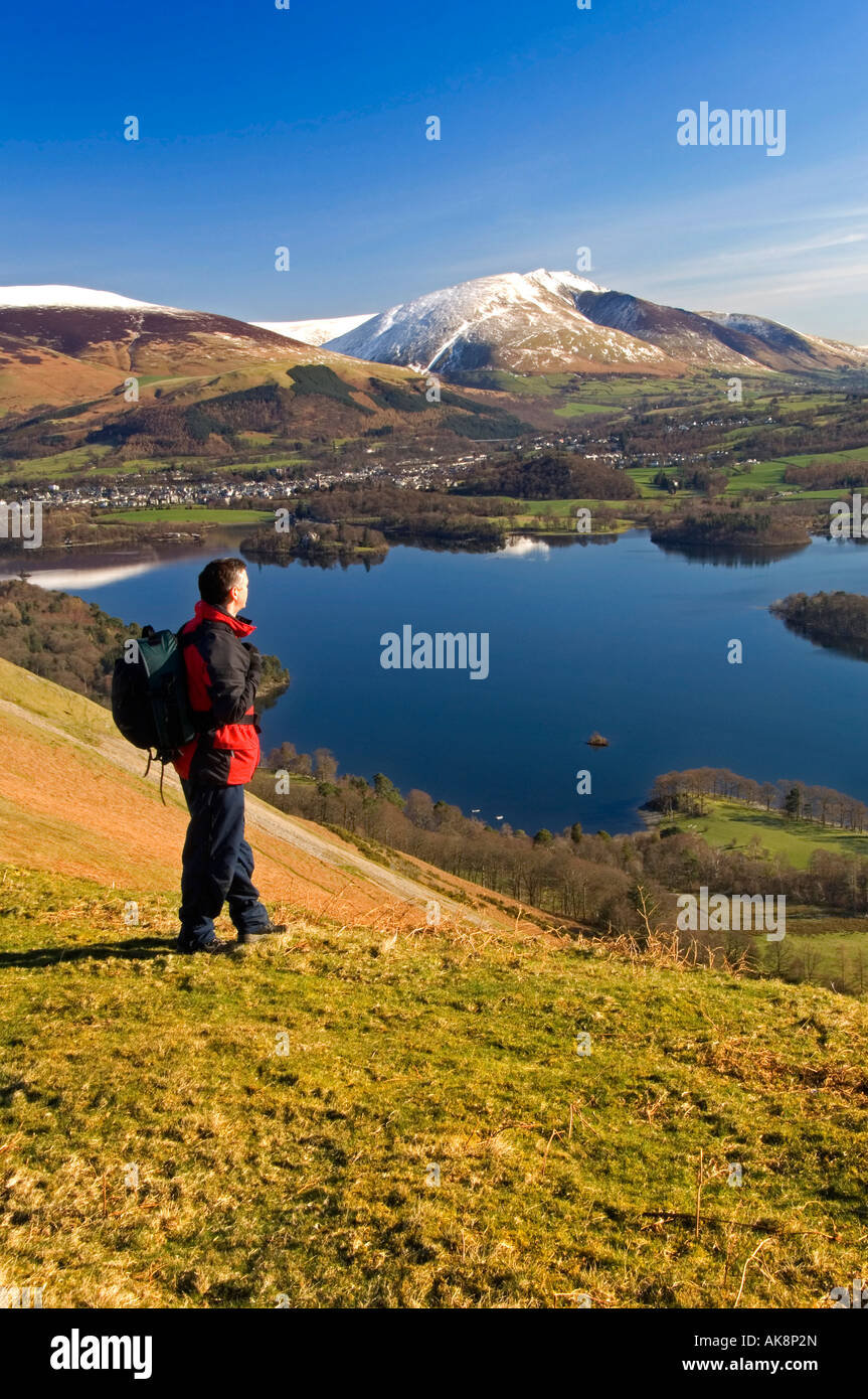 Walker Admiring View de gamme Skiddaw et Derwent Water from Cat Bells dans le Parc National du Lake District, Cumbria, England, UK Banque D'Images