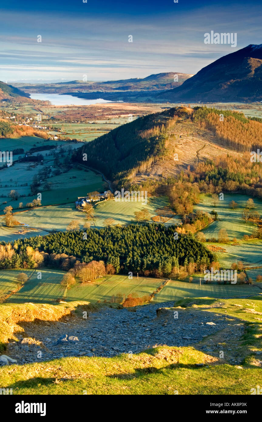 Vue panoramique sur le lac Bassenthwaite lointain et The Castle cat est passé de cloches, Lake District, Cumbria, England, UK Banque D'Images