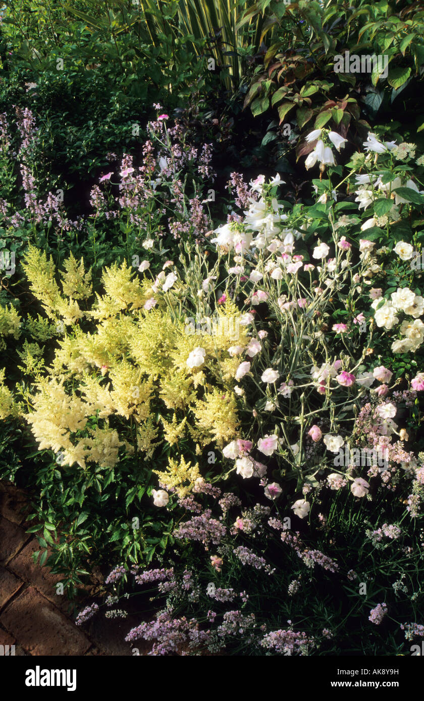 Hampton Court FS 1998 design : Agriframes. combinaison de plantes Lychnis coronaria 'Angel's Blush'. Astilbe 'eutchland' Lavandula Banque D'Images
