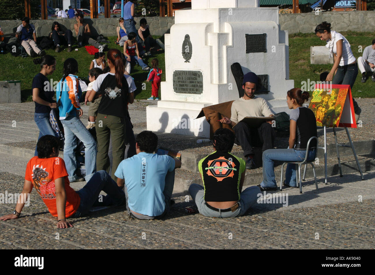 Les adolescents se rassemblent le samedi soir pour regarder un artiste travaillant à Ushuaia en Argentine, Amérique du Sud Banque D'Images