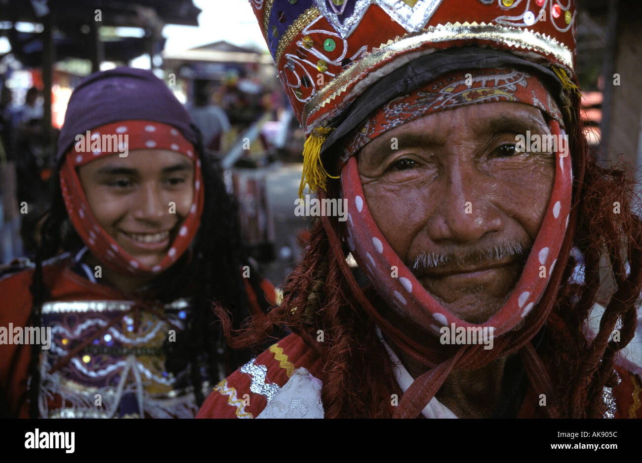 Danseurs masqués de l'ONU de prendre une pause de l'exécution de la danse des Maures Cuyotenango au Guatemala Banque D'Images
