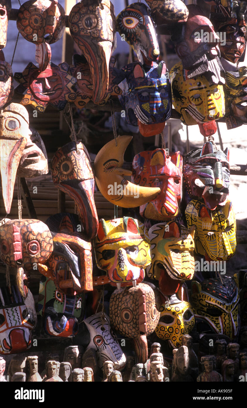 Les masques en bois coloré de Nahuala en vente au marché de Chichicastenango au Guatemala Banque D'Images