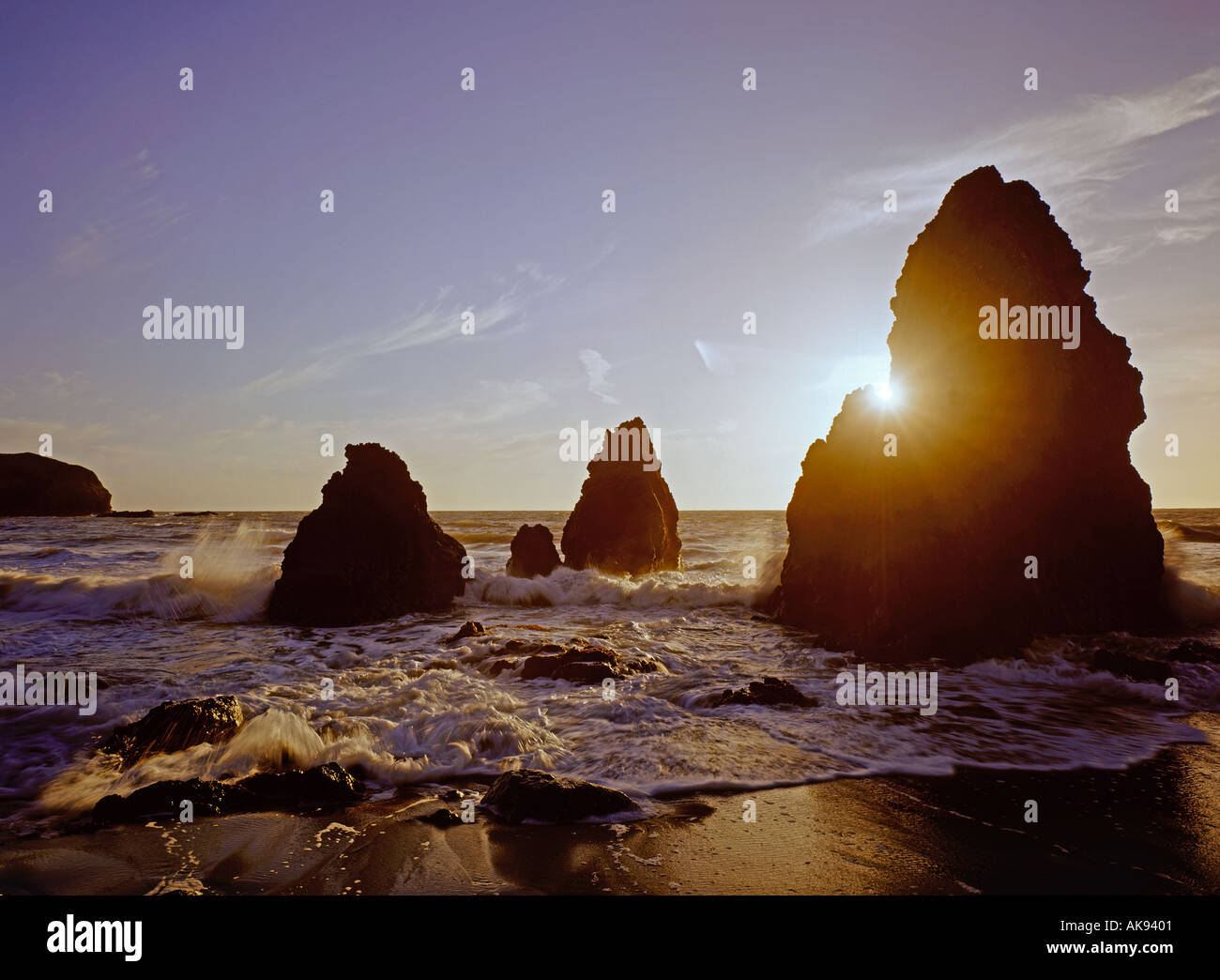 Coucher du soleil et la mer à Bandon Beach Oregon piles Banque D'Images