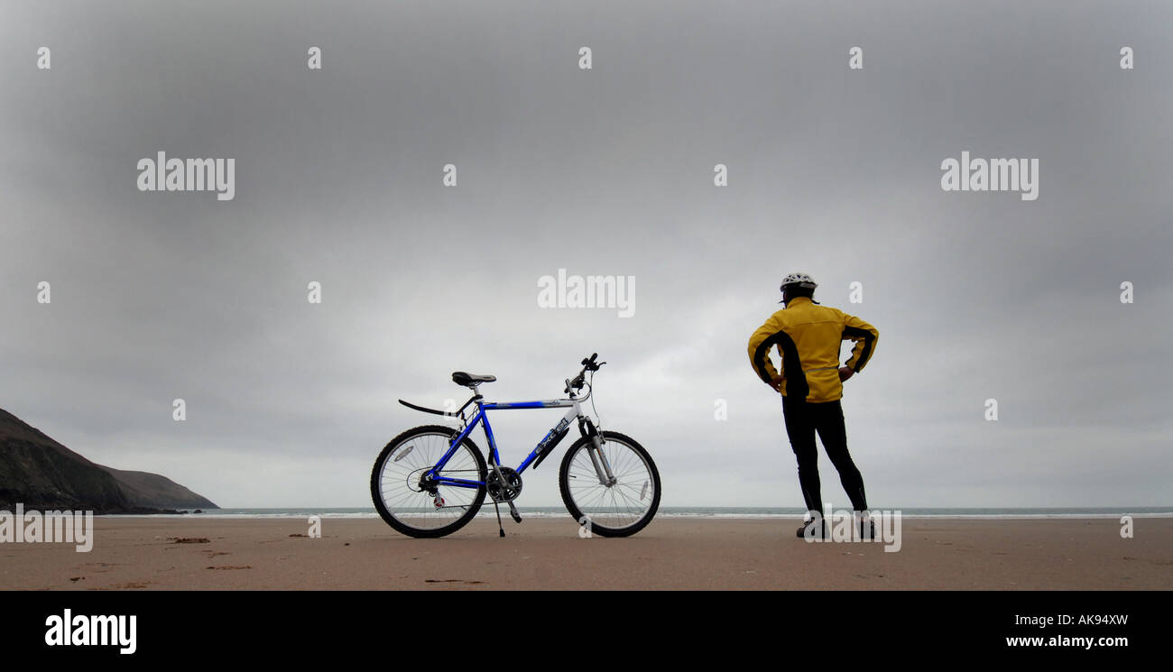 Un cycliste VUES WOOLACOMBE BEACH, North Devon, Angleterre,UK.BRITISH Banque D'Images