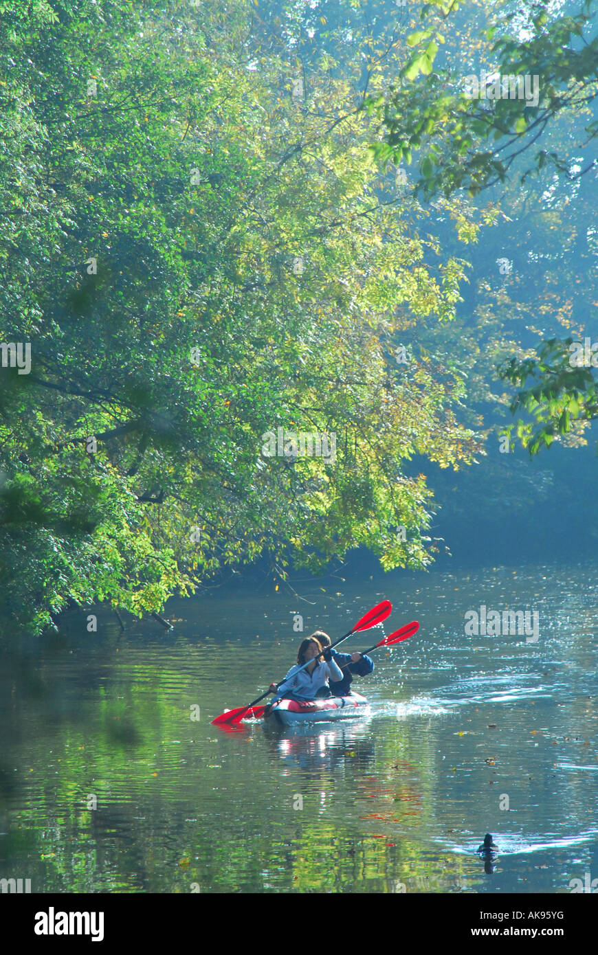 OXFORD, UK. Un couple du canoë-kayak sur la rivière Cherwell dans Christ Church Meadow. Banque D'Images